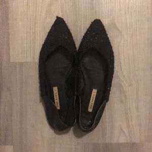 Black pointy material shoes